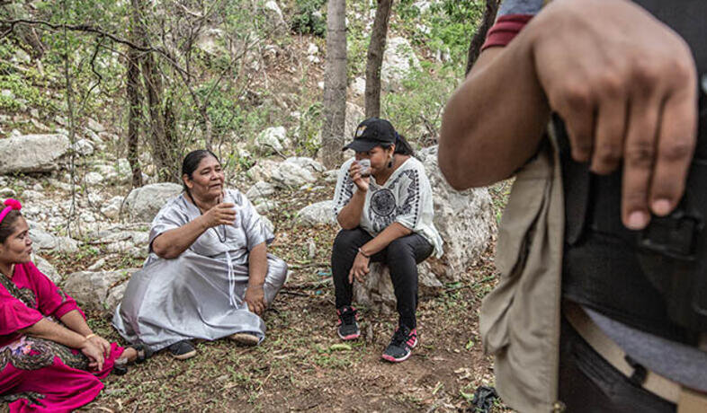 Colombiaanse vrouwen met gewapende bewaker