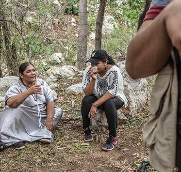 Colombiaanse vrouwen met gewapende bewaker
