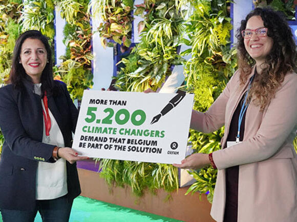 Oxfam presenteert en petitie met 5200 handtekeningen aan minister Khattabi